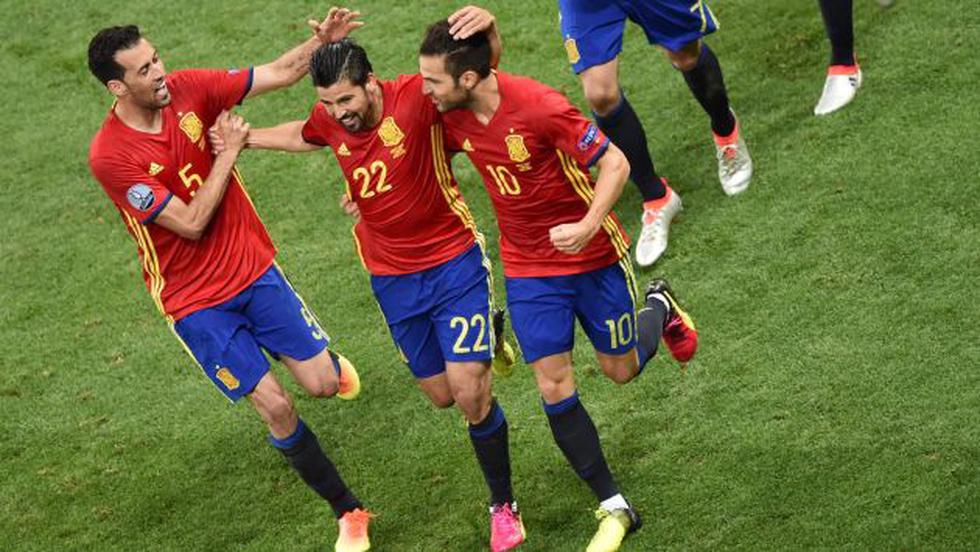 España goleó 3-0 a Turquía y clasificó a octavos de final de la Eurocopa 2016 . (AFP)