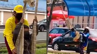 La Victoria: mamá heladera improvisa columpio en la calle para que su hijo no se aburra mientras trabaja | VIDEO
