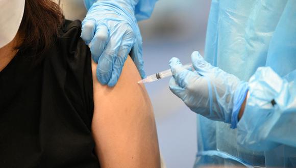 Personas que no se vacunen, estarían atentando contra la salud publica, según el exministro de Salud, Oscar Ugarte. (Ted ALJIBE / AFP).