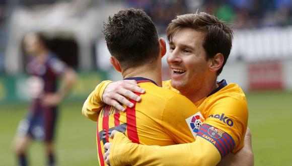 Messi y Munir se abrazan para celebrar un gol. (Reuters)
