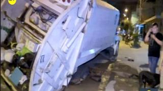 SJL: camión recolector de basura se hundió en pista donde se reparaba tubería | VIDEO