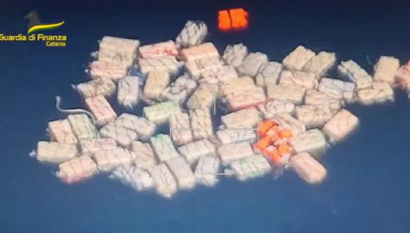 Autoridades italianas encontraron drogas en el mar. (Foto: captura Twitter)