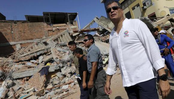 Rafael Correa amenaza a mujer con detenerla si sigue llorando tras terremoto en Ecuador. (Reuters)