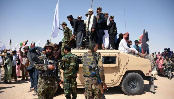 Militantes talibanes afganos y residentes están parados en un vehículo blindado Humvee del Ejército Nacional Afgano (ANA) mientras celebran un alto el fuego. (Foto referencial: AFP)
