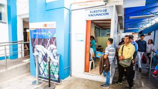 Ciudadanos extranjeros pueden vacunarse gratis en sede central de Migraciones