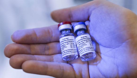 A principios de este mes Rusia comenzó los ensayos posteriores al registro de la vacuna, que se oficializó el pasado 11 de agosto. (Foto: EFE)