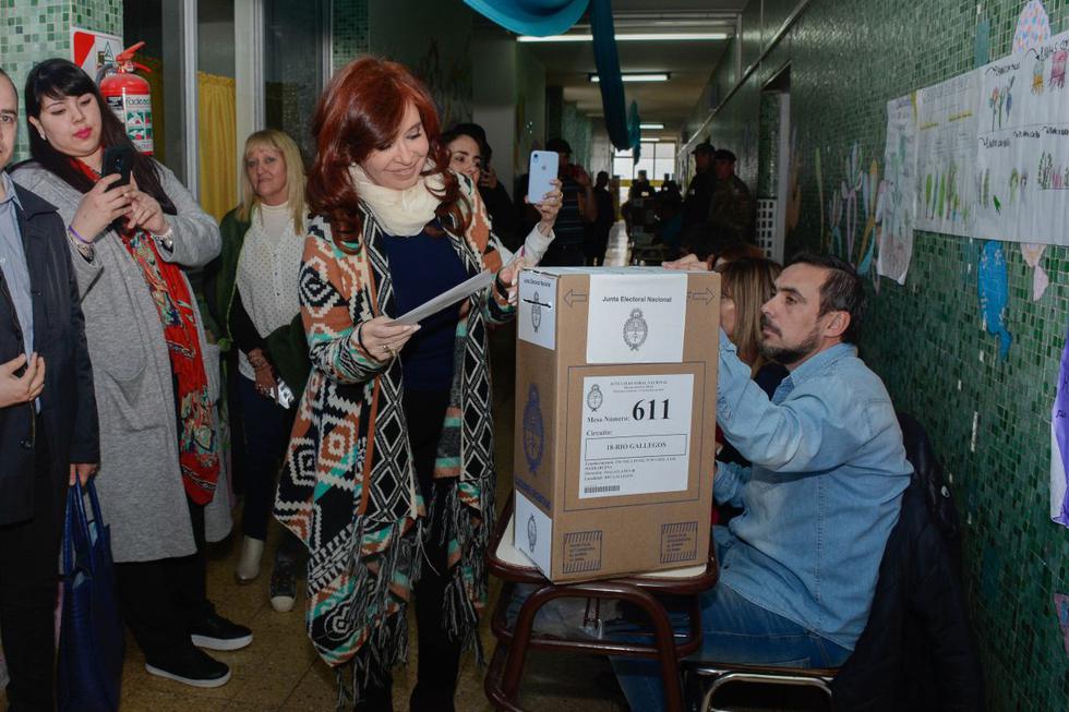La expresidenta de Argentina, Cristina Fernández de Kirchner, celebró este domingo la “maravilla” de poder elegir tras votar en el extremo sur del país en las elecciones generales en las que compite como candidata a la Vicepresidencia por el opositor Frente de Todos. (Foto: AFP)