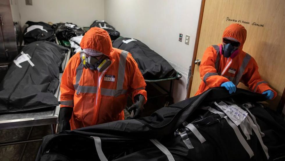 ¡Impactantes imágenes! Venezolanos son contratados para recoger cadáveres por COVID-19 en Perú. (AP)