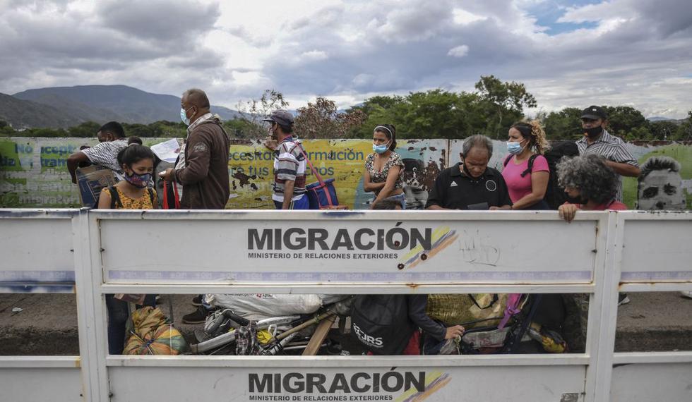 Cola de venezolanos antes de ser revisado por agentes de migración venezolanos en el Puente Internacional de Simón Bolívar. (Foto: Juan BARRETO / AFP)
