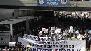 Trabajadores de casinos y tragamonedas bloquean carril del Metropolitano para exigir reapertura
