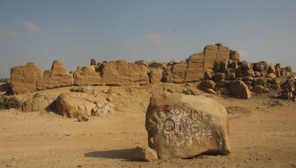 Una de las piedras del complejo ha sido pintada con aerosol. (Fabiola Valle)