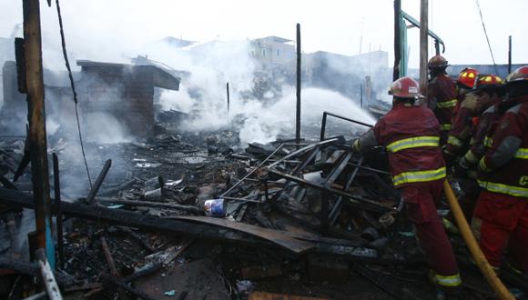 Diversos incendios –como el que arrasó un mercado en San Juan de Miraflores– ocurrieron en la madrugada. (José Caja/USI)