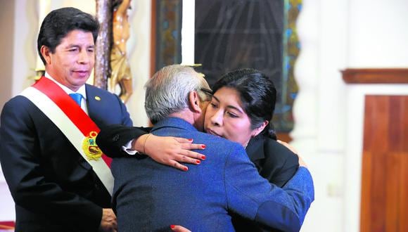 De la mano. Renuncia de Torres fue ‘finta’ pues Chávez lo nombró su asesor a los dos días. (Foto: Presidencia)