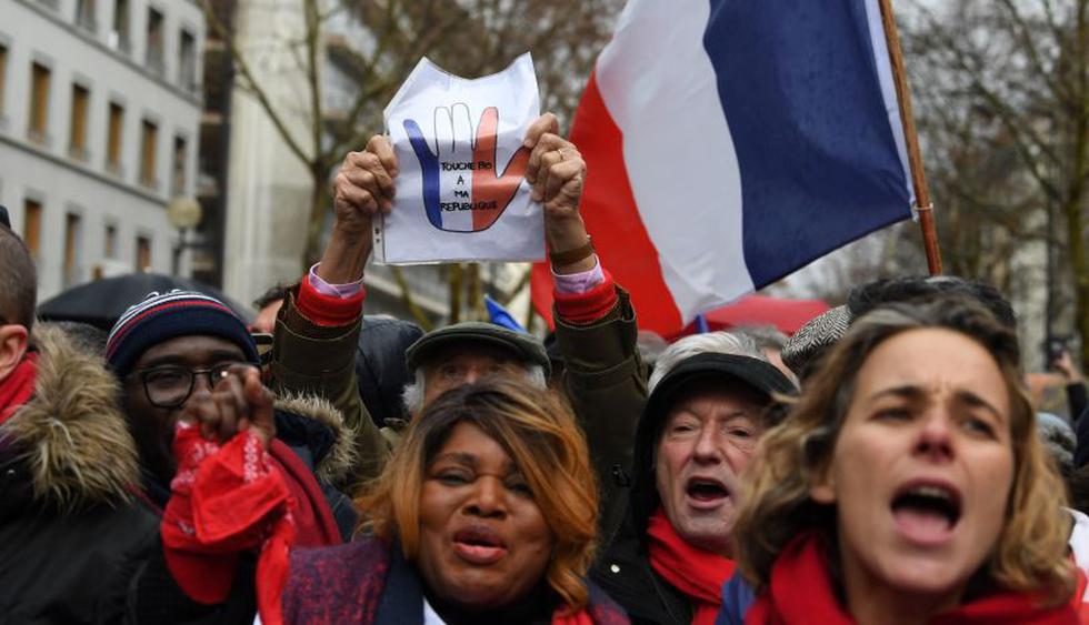 Miles de "pañuelos rojos" se manifiestan en París para "defender la democracia". (Foto: AFP)