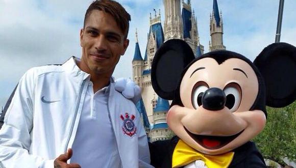 Paolo Guerrero se tomó foto con Mickey Mouse. (Facebook Corinthians)