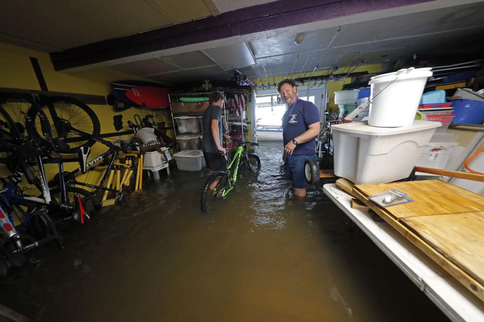 El interior de una vivienda inundada por la tormenta tropical Cristóbal en Estados Unidos. (AP Photo/Gerald Herbert)