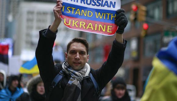 Los manifestantes protestan en apoyo de Ucrania. (Foto: KENA BETANCUR / AFP)