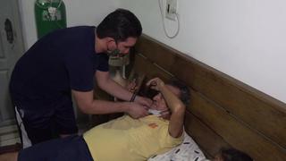 Médico trata a su madre en casa, ante hospitales saturados por COVID-19 en Brasil