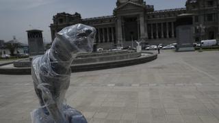 Monumentos son protegidos con plástico y cartones a un día de la protesta contra la cuarentena | FOTOS