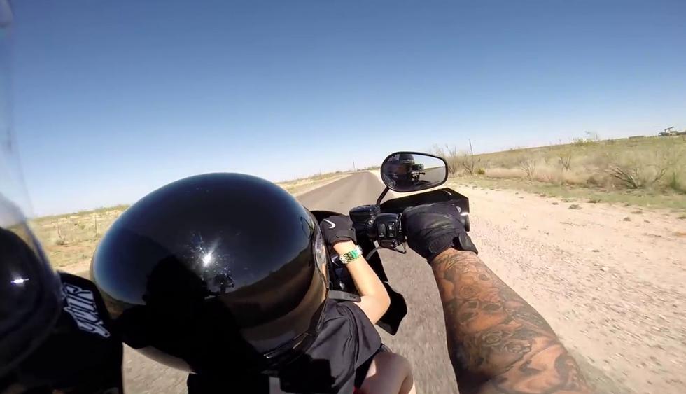 Padre amante de las motos dejó conducir (Crédito: Jacob Hughes en YouTube)