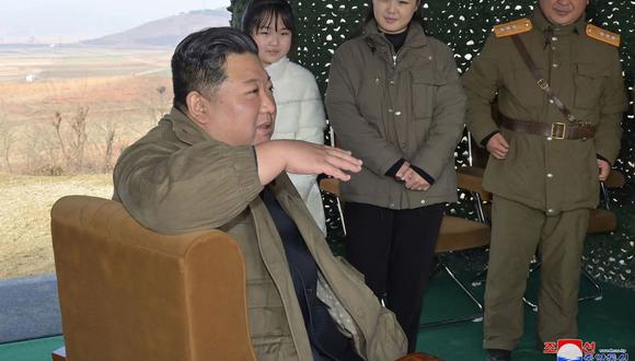 El líder de Corea del Norte, Kim Jong Un, con su esposa Ri Sol Ju y su hija, mientras asisten a la prueba de disparo del nuevo misil balístico intercontinental (ICBM) tipo "Hwasong Gun 17" en un lugar no revelado en Corea del Norte. (Foto de KCNA VÍA KNS / AFP)