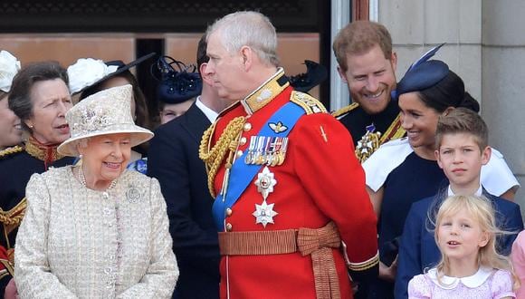 Esta esta imagen se ve a reina Isabel II, el príncipe Andrés, el príncipe Harry y Meghan Markle en el balcón del Palacio de Buckingham . (Foto:  Daniel LEAL / AFP)