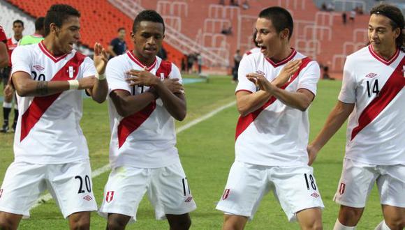 LA ‘MAGIA’. Reyna celebró el 2-0 bailando con Gómez, Deza y Benavente. (Leo Fernández/USI)