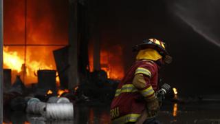 Impactantes imágenes del incendio que consumió fábrica de plásticos en Huachipa [FOTOS]