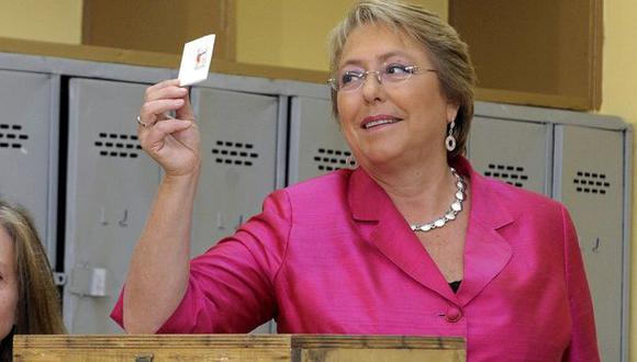 Bachelet aún no anuncia que postulará a comicios, pero lo haría en marzo próximo. (Reuters)