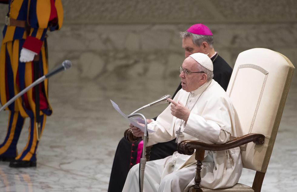 El papa Francisco saluda a los fieles durante la audiencia general de los miércoles en la Sala Pablo VI en el Vaticano hoy, 2 de enero de 2019. EFE