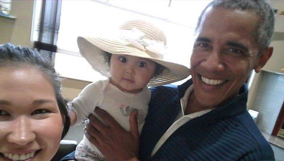 Barack Obama demostró su imán para los niños otra vez en un aeropuerto de Alaska. (AP)