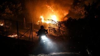 Incendio forestal en Atenas alcanza las primeras casas y ordenan evacuación inmediata