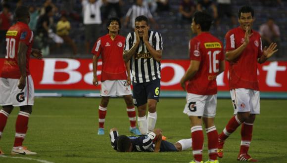 ESTUVO CERCA. Míguez se lamenta ante otra ocasión perdida por sus compañeros en área rival. (Mario Zapata)