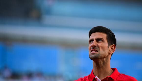 Agentes de aduana retiraron la visa de entrada a Novak Djokovic por no haber aportado pruebas suficientes de que está totalmente vacunado contra el COVID-19 o de que tiene una exención médica válida. (Foto:  MARTIN BUREAU / AFP)
