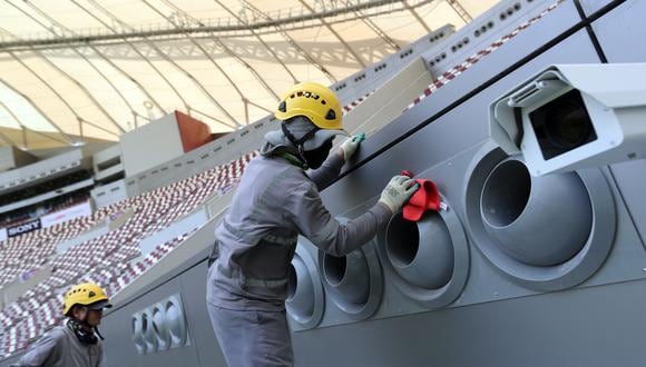 Una fotografía tomada el 18 de mayo de 2017 muestra a los trabajadores en el Estadio Internacional Khalifa después de su remodelación antes de la Copa Mundial de la FIFA Qatar 2022. (Foto: KARIM JAAFAR / AFP)