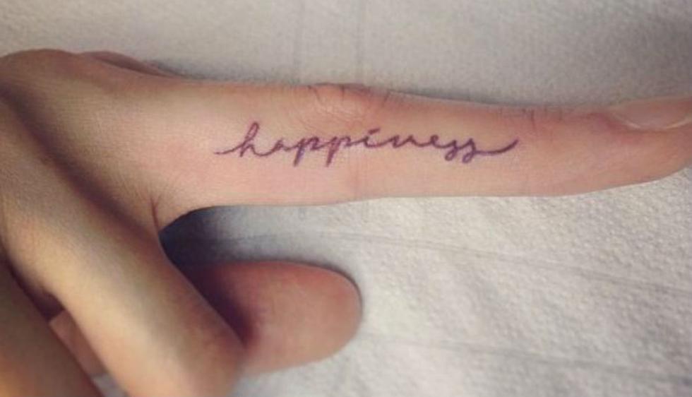 Los tatuajes en los dedos, que cuentan con una sola frase o palabra, están marcando tendencia. (Fuente: Pinterest / Sortra)