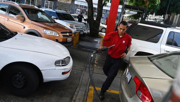 Autos hacen cola para rellenar sus tanques de gasolina en la estación de servicio de Petróleos de Venezuela SA (PDVSA) en Caracas. (Foto: AFP)