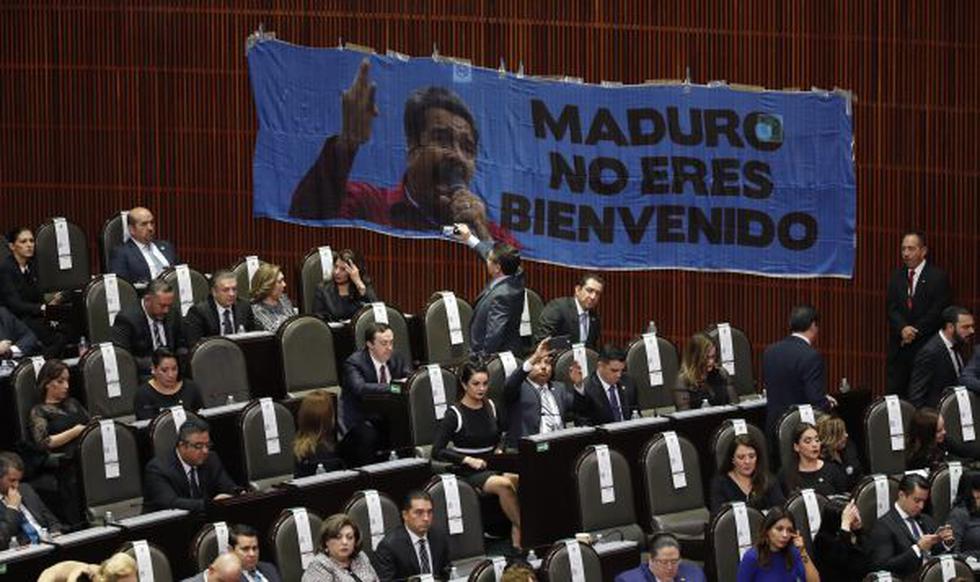 "Maduro no eres bienvenido", decía una enorme manta con la imagen del venezolano que colocaron legisladores del PAN. (EFE)
