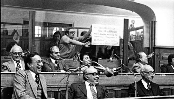 Otros tiempos. En la Asamblea Constituyente, Luis Bedoya Reyes al lado de Roberto Ramírez del Villar y Ernesto Alayza Grundy. (Foto: Gilberto Hume)