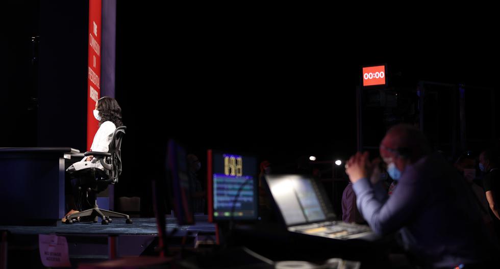 Una estudiante que interpreta el papel de la periodista de NBC News, Kristen Welker, participa en un debate simulado en Nashville, Tennessee. (Justin Sullivan/Getty Images/AFP).