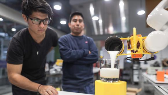 Alumnos y expertos de la PUCP crearon un brazo robot que prepara Pisco Sour.