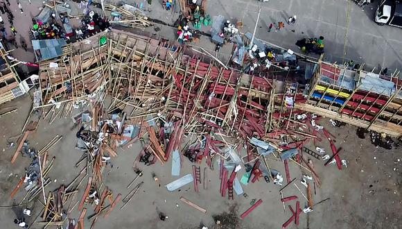 Vista aérea de la tribuna derrumbada en una plaza de toros en el municipio colombiano de El Espinal, Tolima, Colombia, el 26 de junio de 2022. (Foto por SAMUEL ANTONIO GALINDO CAMPOS / AFP).