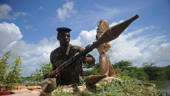 Un soldado somalí sostiene un arma de mortero en la base militar de Sanguuni al sur de Mogadishu, Somalia. (Foto: AFP)