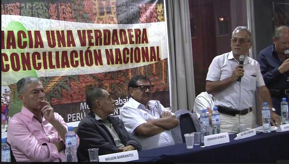 En esta mesa aparecen el general Wilson Barrantes (usando una camisa rosa) y Alfredo Crespo, abogado de Abimael Guzmán.