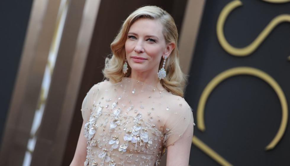 Cate Blanchett, nominada como mejor actriz por su papel en ‘Blue Jasmine’, luce un vestido armani transparente con adornos metálicos. (AFP)
