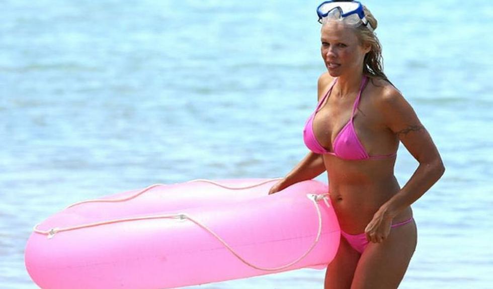 Pamela Anderson se lució en Hawái con un diminuto bikini rosa y un flotador que le hacía juego. (Grosby Group/Infobae)