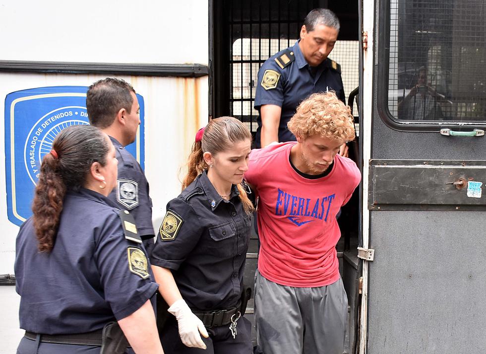 Los cinco jóvenes detenidos por la presunta violación de una adolescente de 14 años fueron llevados a prestar declaración en Mar del Plata (Argentina). (Foto: AFP)