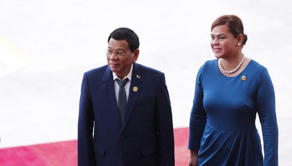 El presidente filipino Rodrigo Duterte (izq.) Y su hija Sara Duterte llegan a la inauguración del Foro de Boao para Asia ( BFA) Conferencia Anual 2018 en Boao, provincia de Hainan, en el sur de China. (Foto: AFP)