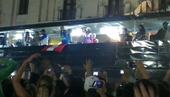 La banda llegó en un bus a la plaza San Martín. (Paulo Delgado/Facebook)