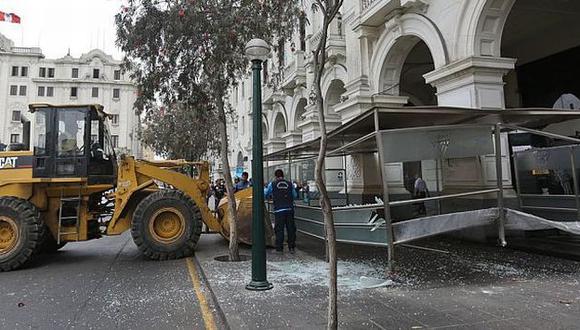 Municipalidad de Lima demolió construcciones de bares en plaza San Martín. (Nancy Chappell / El Comercio)